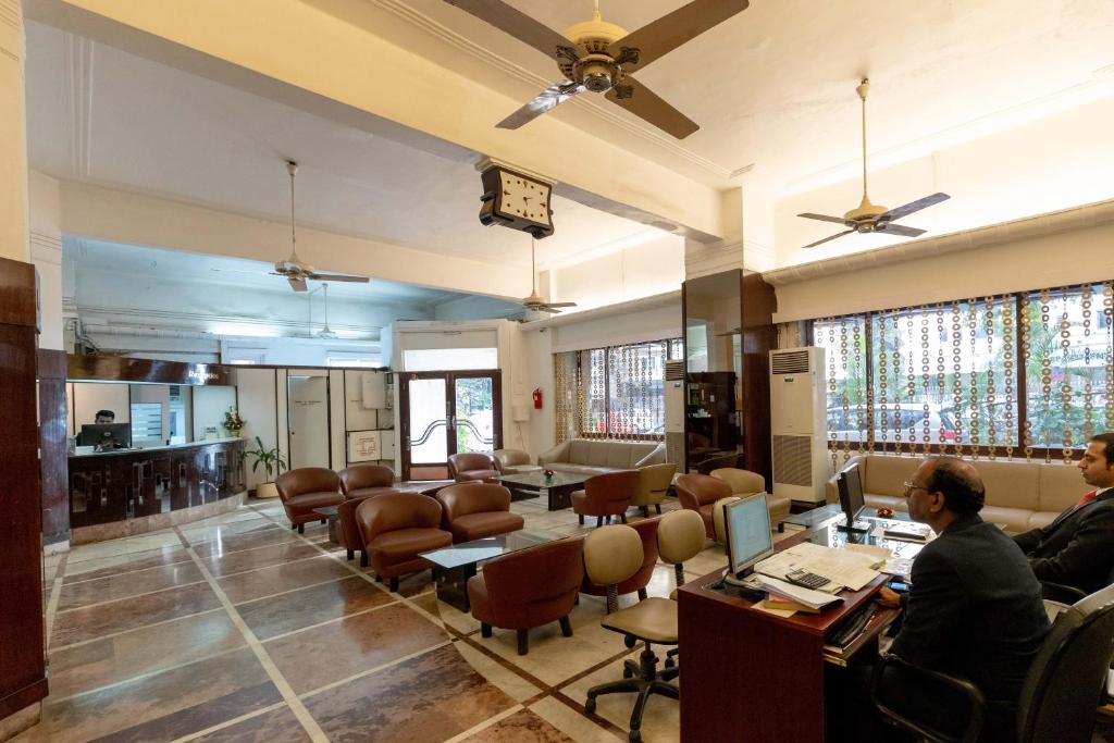Posezení v ubytování West End Hotel Opp Bombay Hospital