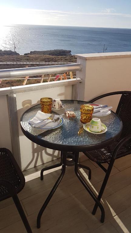 シラクーサにあるCasamiaの海の景色を望むバルコニー(テーブル付)