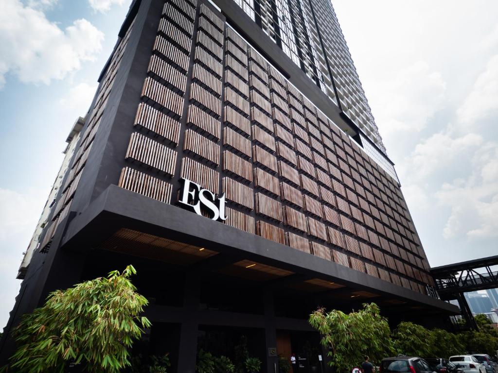 吉隆坡的住宿－EST Suites Bangsar by Airhost，上面有rst标志的建筑