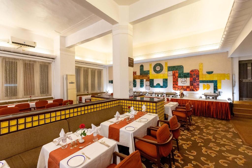 Restaurace v ubytování West End Hotel Opp Bombay Hospital