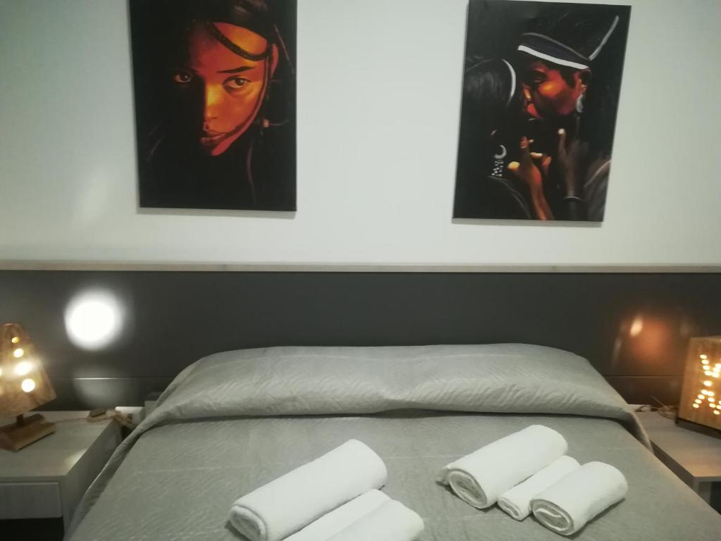 Łóżko lub łóżka w pokoju w obiekcie DIMORA DELL'ARTISTA 2
