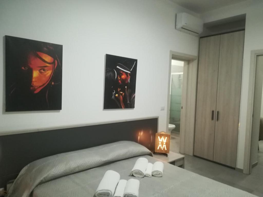 Łóżko lub łóżka w pokoju w obiekcie DIMORA DELL'ARTISTA 2