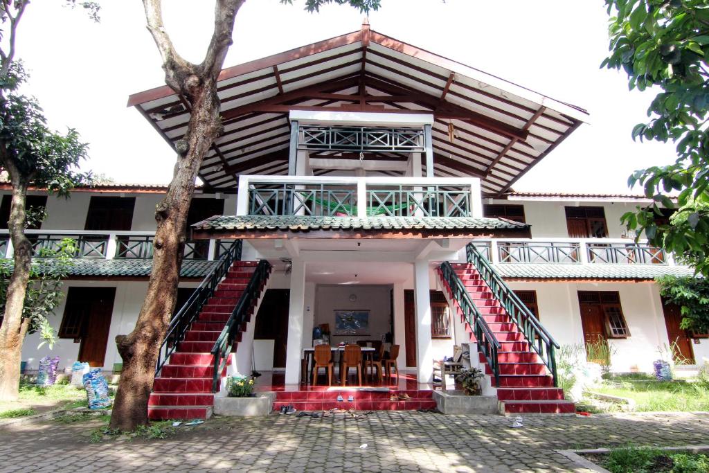 une maison accessible par des escaliers. dans l'établissement Arjuna 31, à Yogyakarta