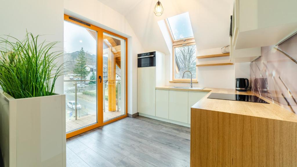 Kuchyňa alebo kuchynka v ubytovaní Apartamenty Sun & Snow Sarnia Residence
