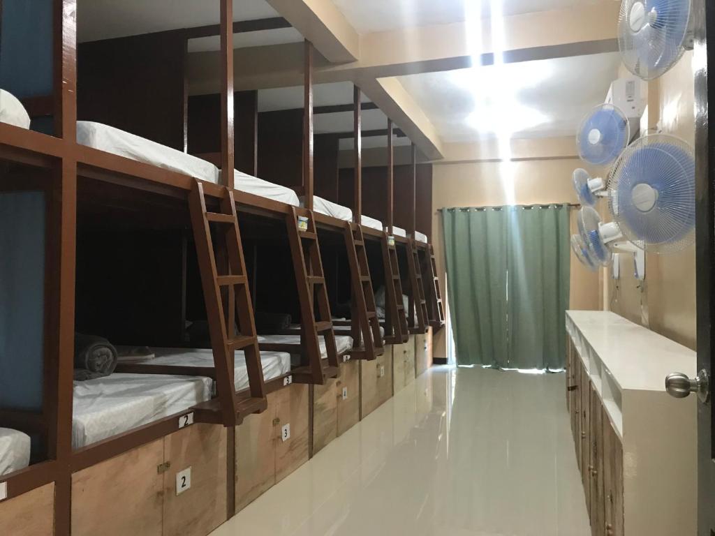 Palanda nebo palandy na pokoji v ubytování Malapascua Budget Inn MBI DIVE CENTER