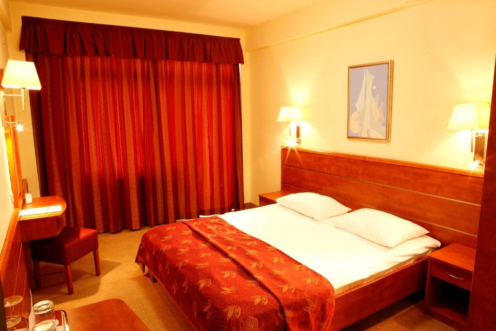 Cama o camas de una habitación en Benczur Hotel