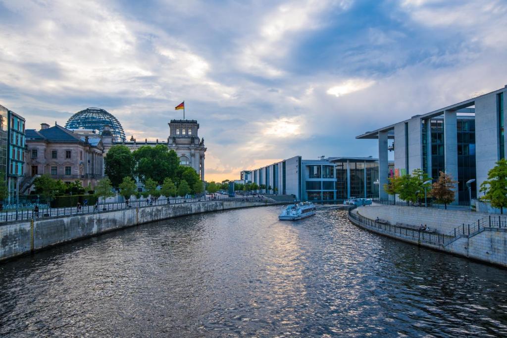 Výhled na řeku, která protéká v blízkosti hotelu