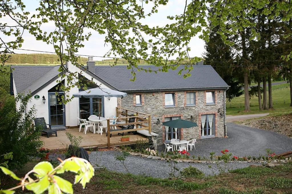 Casa de piedra con terraza y patio en Gîtes Les Myosotis, en Morhet