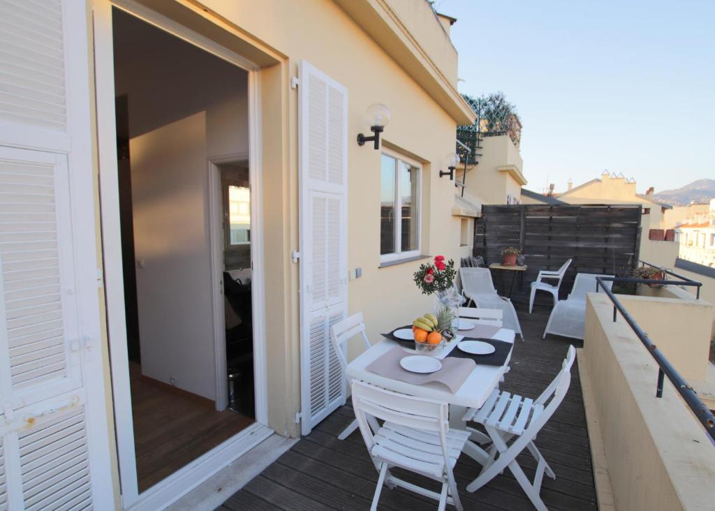 d'une terrasse avec une table et des chaises sur un balcon. dans l'établissement Le Blacas, à Nice