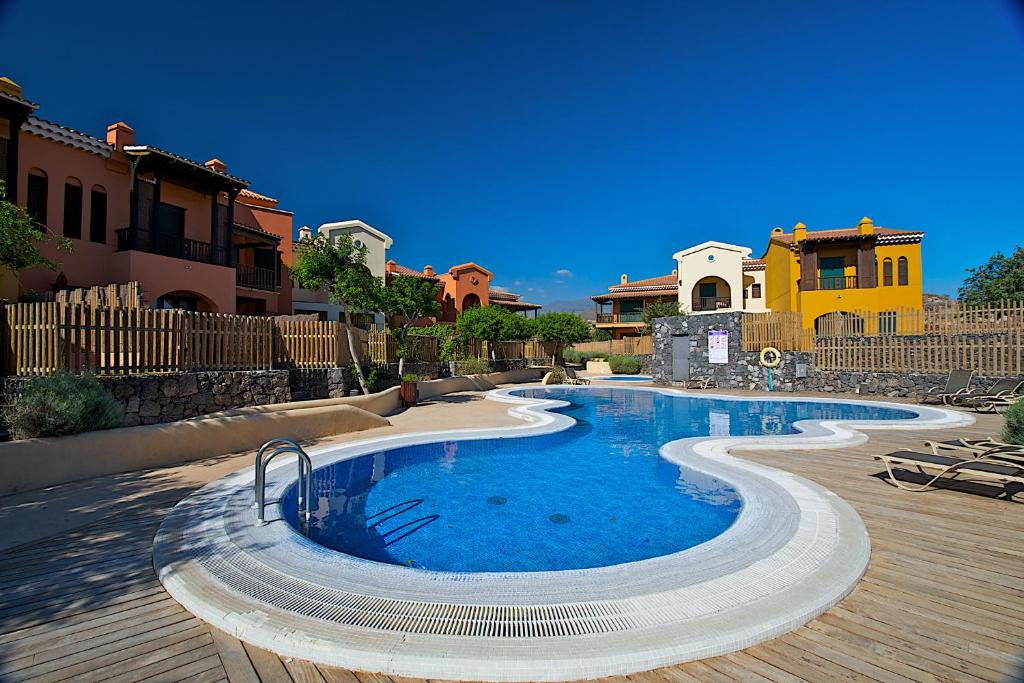 uma piscina no meio de um quintal em Amazing Villa with garden em San Miguel de Abona