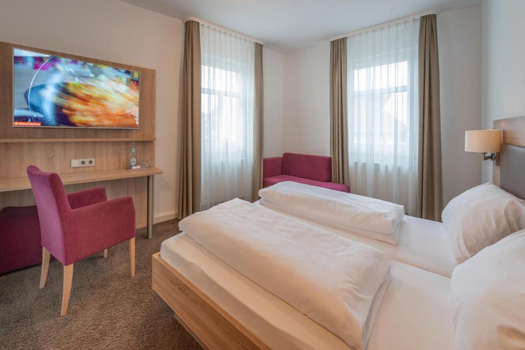 Postel nebo postele na pokoji v ubytování Hotel Gasthof Zum Rössle