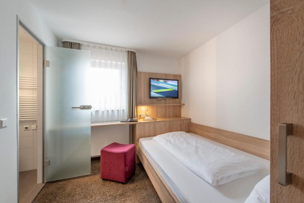 Postel nebo postele na pokoji v ubytování Hotel Gasthof Zum Rössle