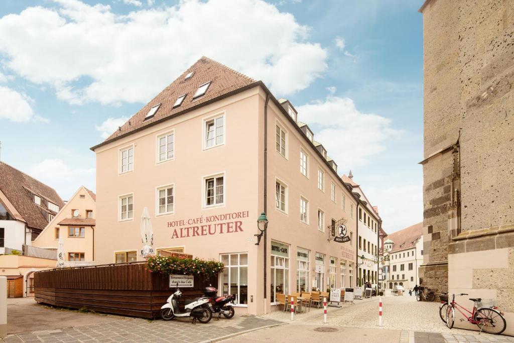 a building in the middle of a street at Cafe-Hotel Altreuter in Nördlingen