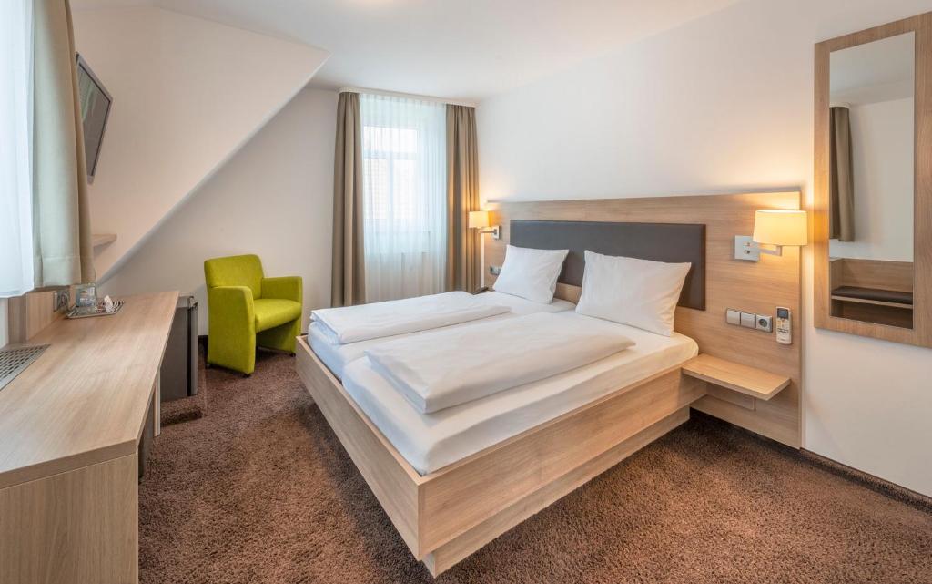 Postel nebo postele na pokoji v ubytování Hotel Gasthof Zum Rössle