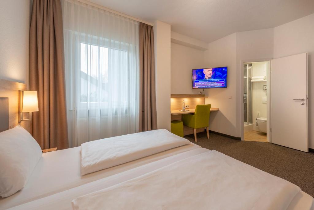 Postel nebo postele na pokoji v ubytování Hotel Gasthof Zum Rössle