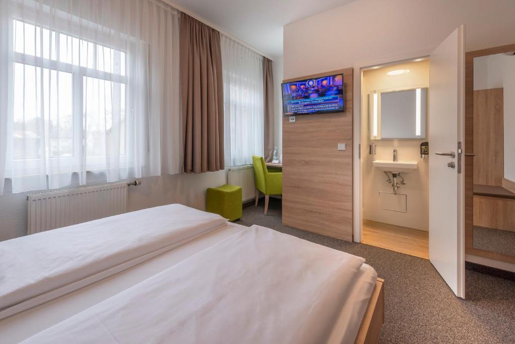 Postel nebo postele na pokoji v ubytování Hotel Gasthof Zum Rössle