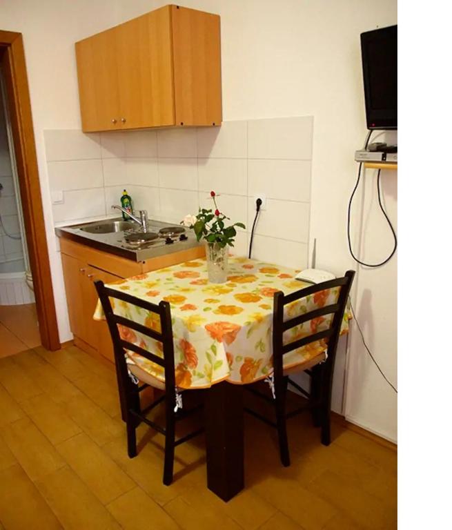 Fotografie z fotogalerie ubytování Apartment for two near sea v destinaci Makarska