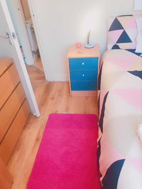 Postel nebo postele na pokoji v ubytování Guest House quarto cama box Finsbury Park