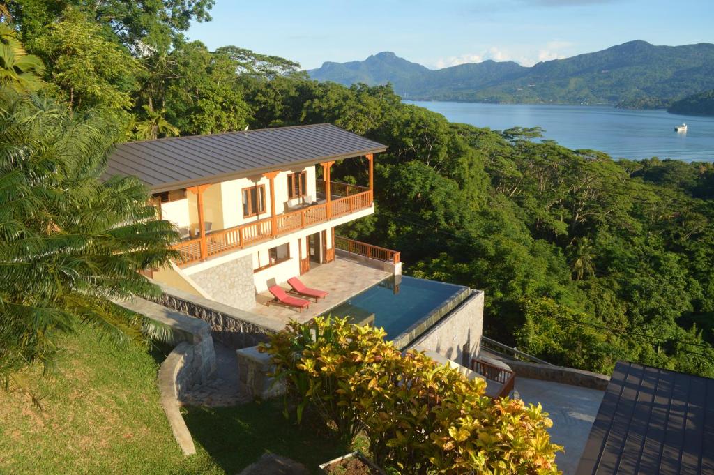 ein Haus auf einem Hügel mit Seeblick in der Unterkunft La Perle Appartements in Baie Lazare, Insel Mahé