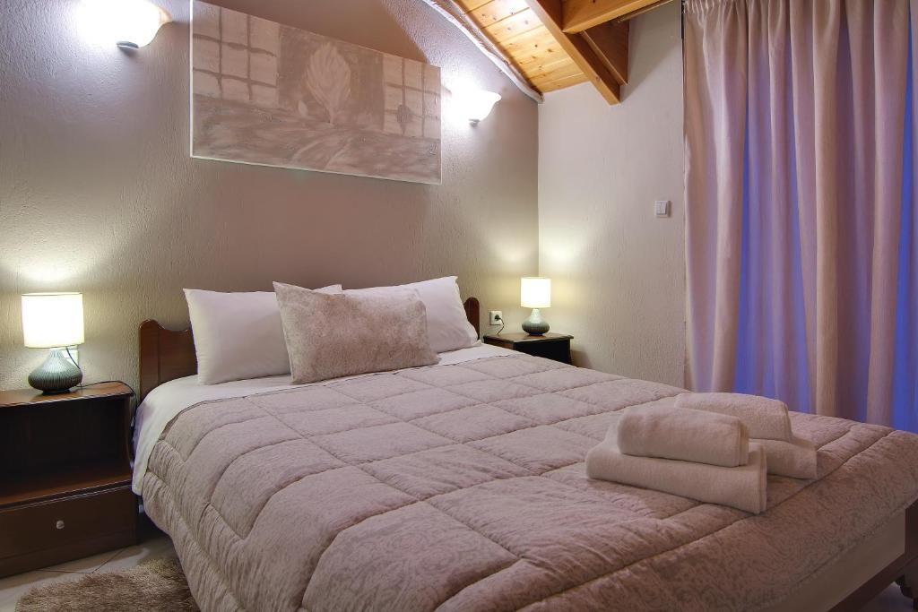 Postel nebo postele na pokoji v ubytování Tsironis Guesthouse