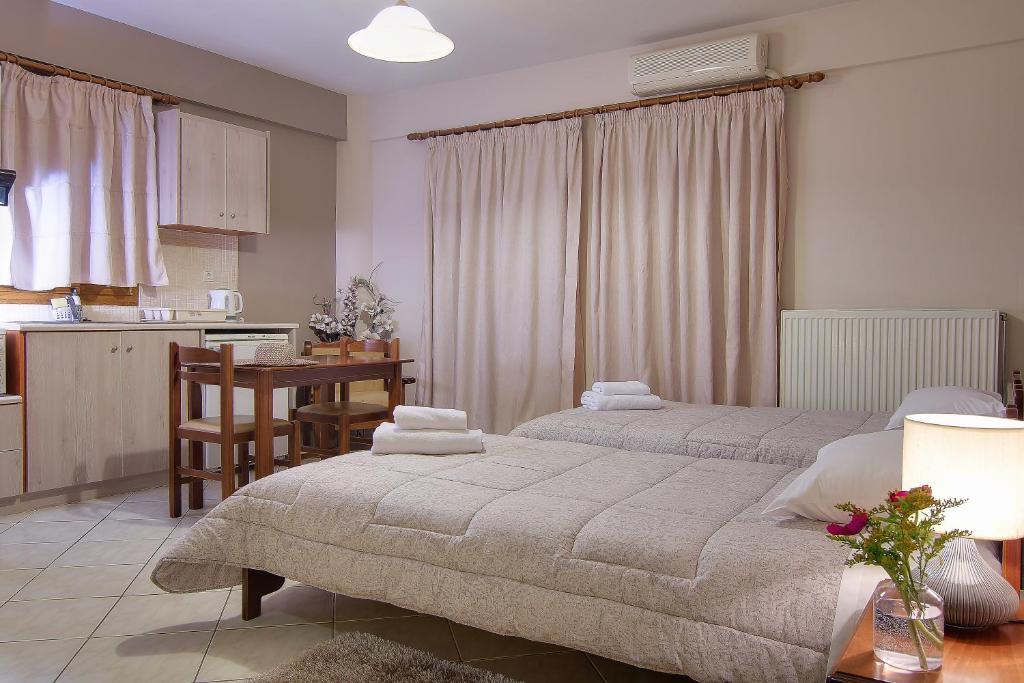 Postel nebo postele na pokoji v ubytování Tsironis Guesthouse