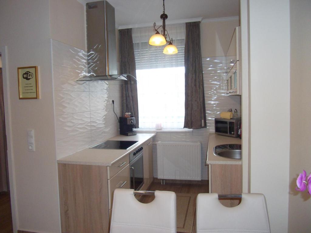 Kuchyňa alebo kuchynka v ubytovaní Ametiszt Apartman