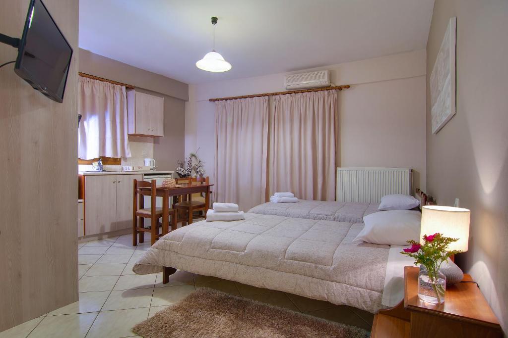Postel nebo postele na pokoji v ubytování Tsironis Guesthouse