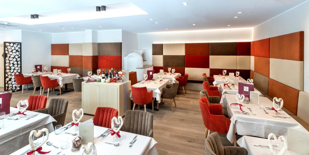 A restaurant or other place to eat at Hotel Weiss
