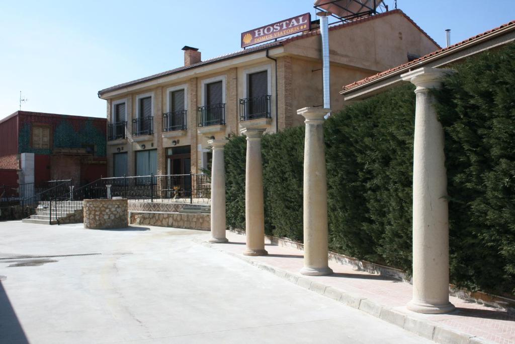 un bâtiment avec colonnes devant un bâtiment dans l'établissement Domus Viatoris, à Sahagún