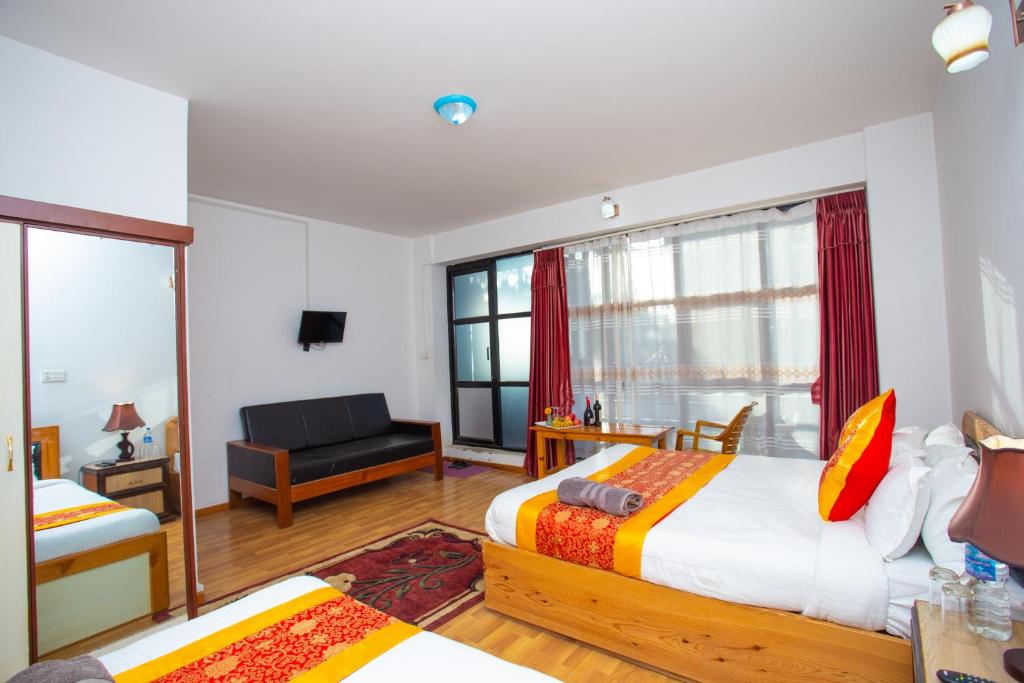 Postel nebo postele na pokoji v ubytování The Boudha Inn