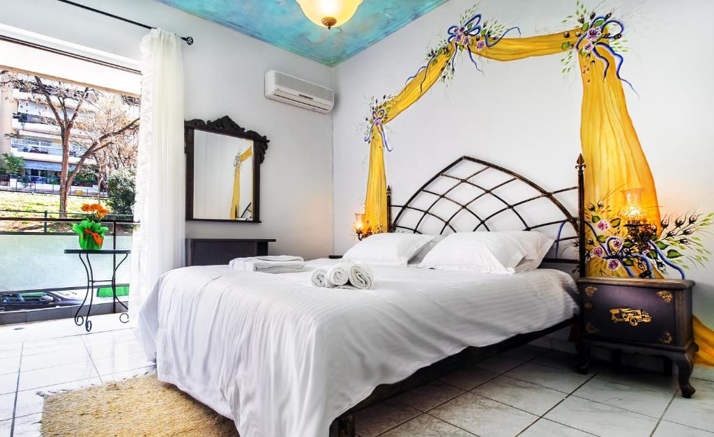 1 dormitorio con 1 cama con sábanas blancas y cortinas amarillas en Stylish apartment next to Thiseio and Keramikos en Atenas