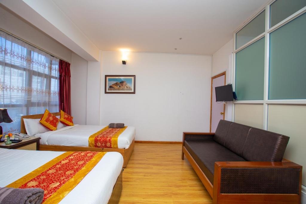 Postel nebo postele na pokoji v ubytování The Boudha Inn