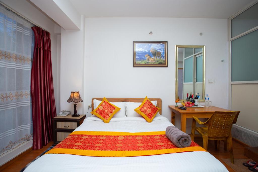 Postel nebo postele na pokoji v ubytování The Boudha Inn