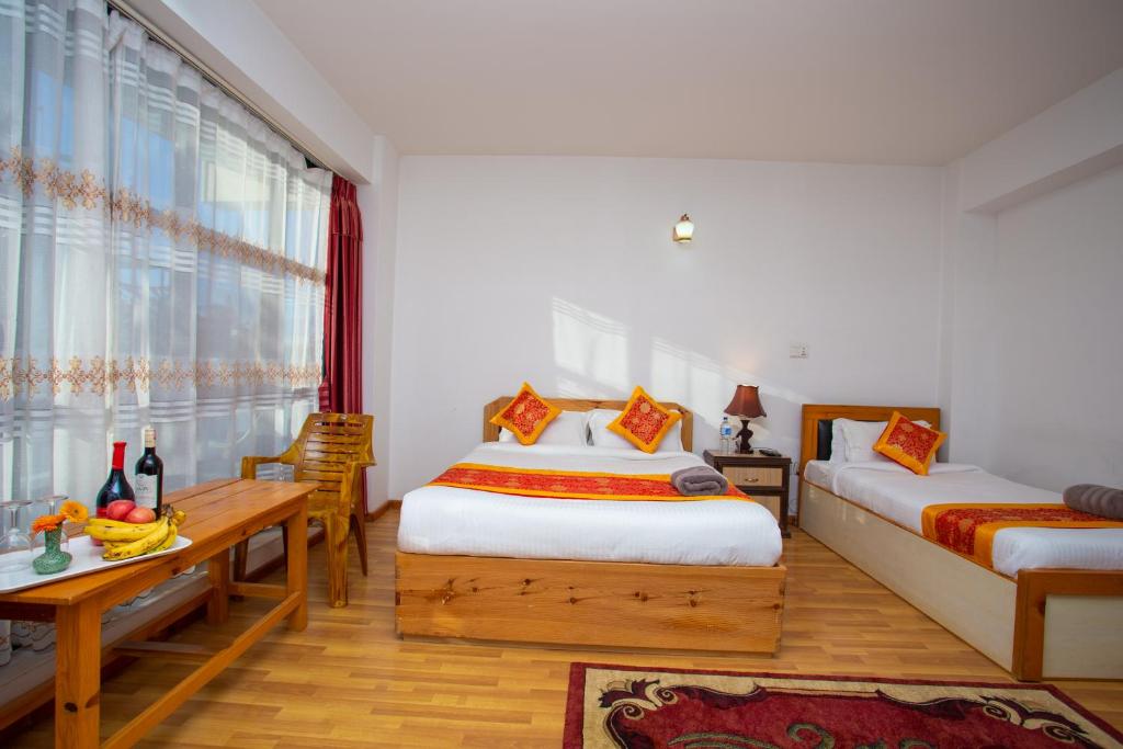 Postel nebo postele na pokoji v ubytování The Boudha Inn