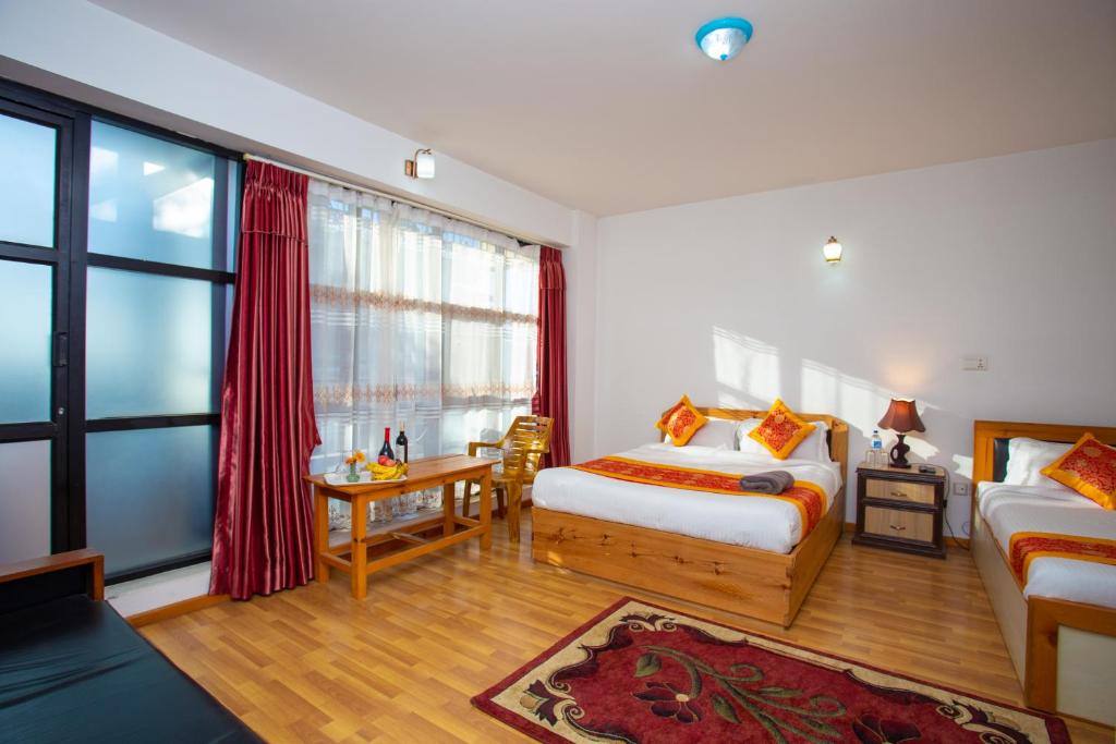 Postel nebo postele na pokoji v ubytování The Boudha Inn
