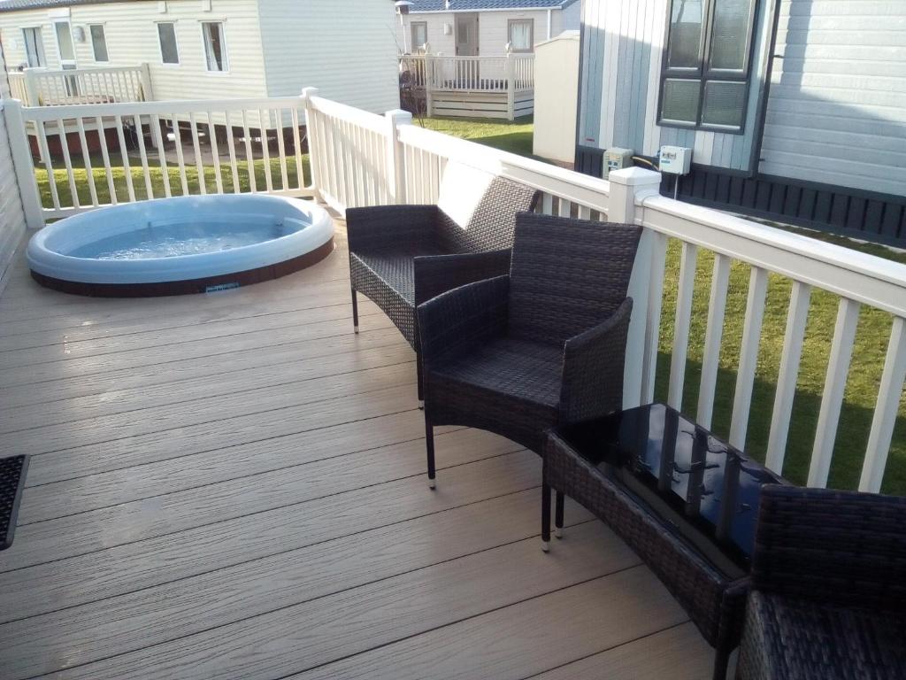 Premium with Hot Tub, Tattershall Lakes Country Park