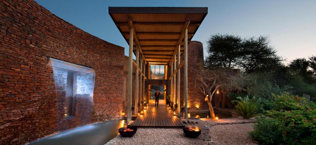 ein Backsteingebäude mit einem Gehweg davor in der Unterkunft Marataba Safari Lodge in Hartbeestfontein