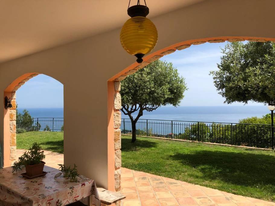 Villa Riviera في Latte: ممر في غرفة مطلة على المحيط