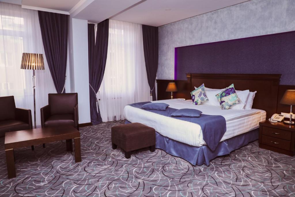 Postel nebo postele na pokoji v ubytování Central Hotel Yerevan