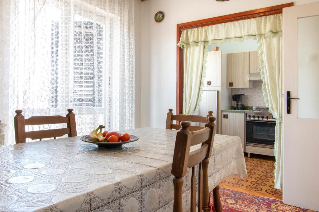 een keuken met een tafel en een fruitschaal bij Irena's place A2 in Rovinj