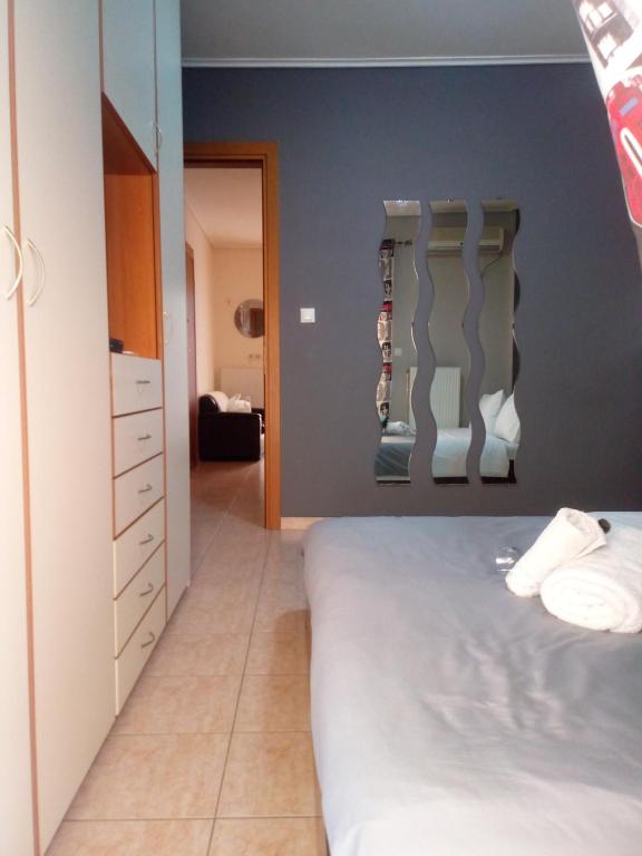 A bed or beds in a room at Φωτεινό διαμέρισμα Πειραιας