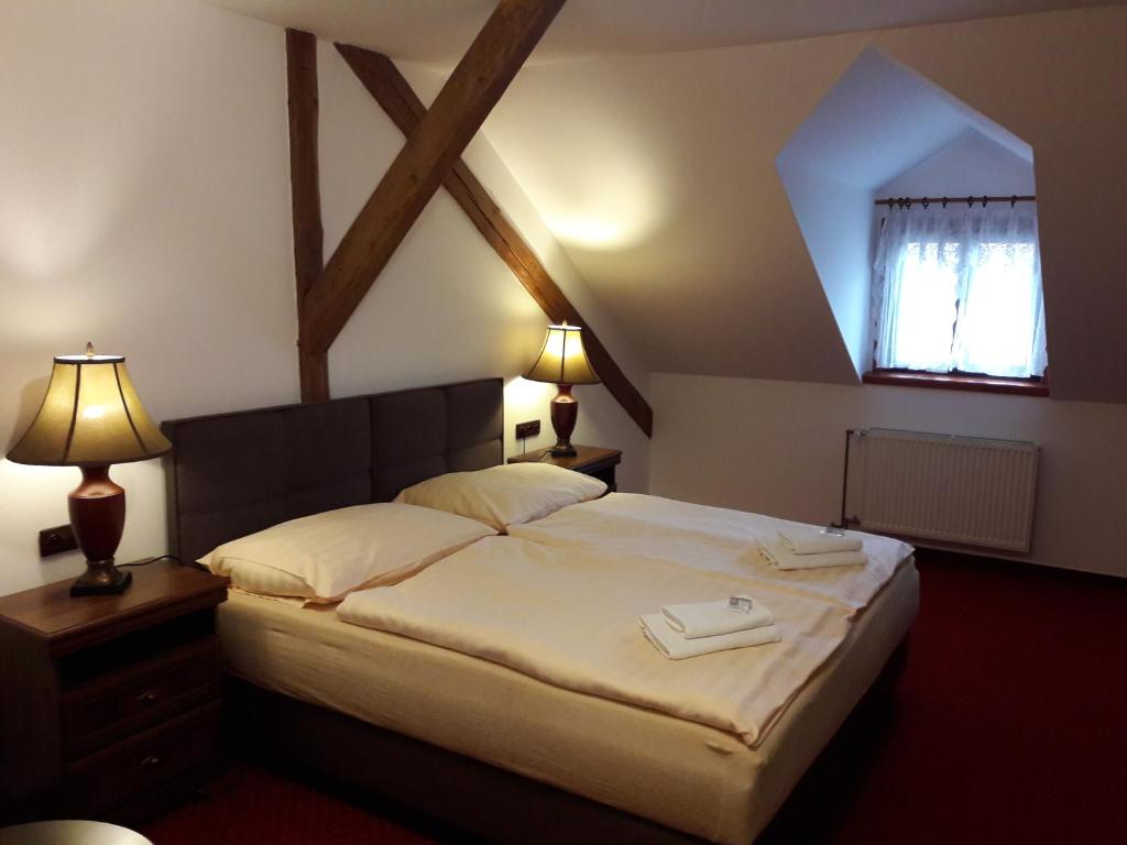 Letto o letti in una camera di Hotel Fogl
