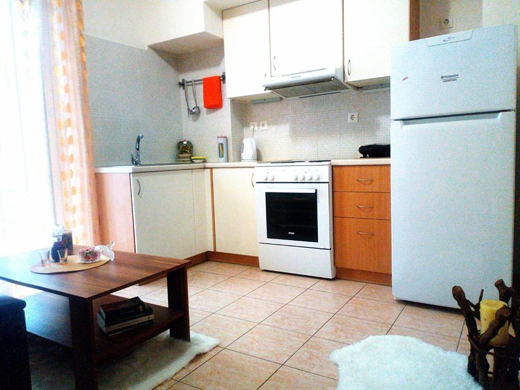 A kitchen or kitchenette at Φωτεινό διαμέρισμα Πειραιας