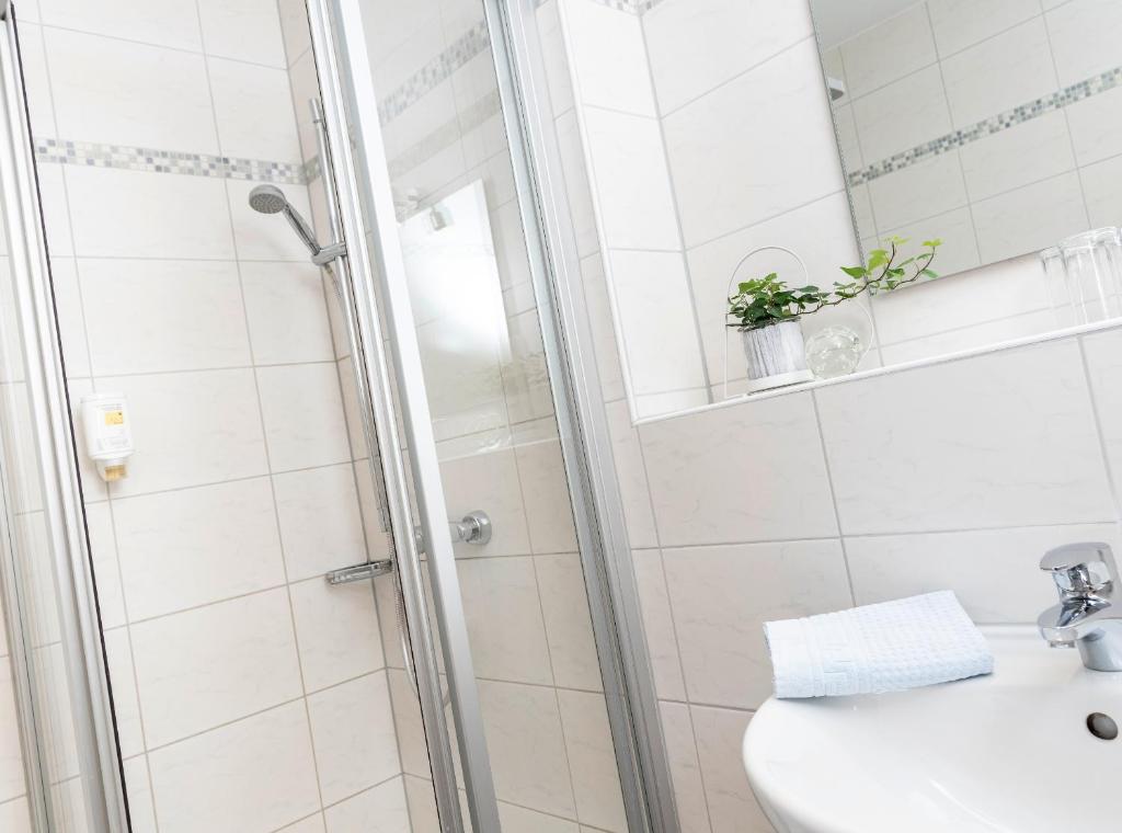 Koupelna v ubytování Hotel Am Wiesenweg l 24h check-in