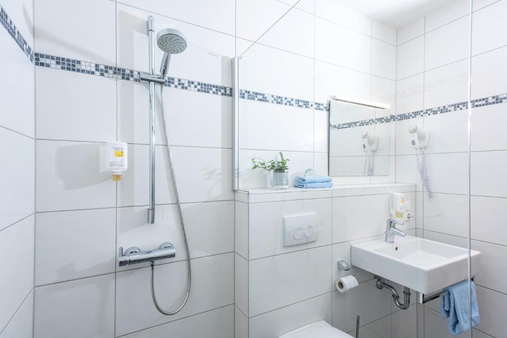 Koupelna v ubytování Hotel Am Wiesenweg l 24h check-in