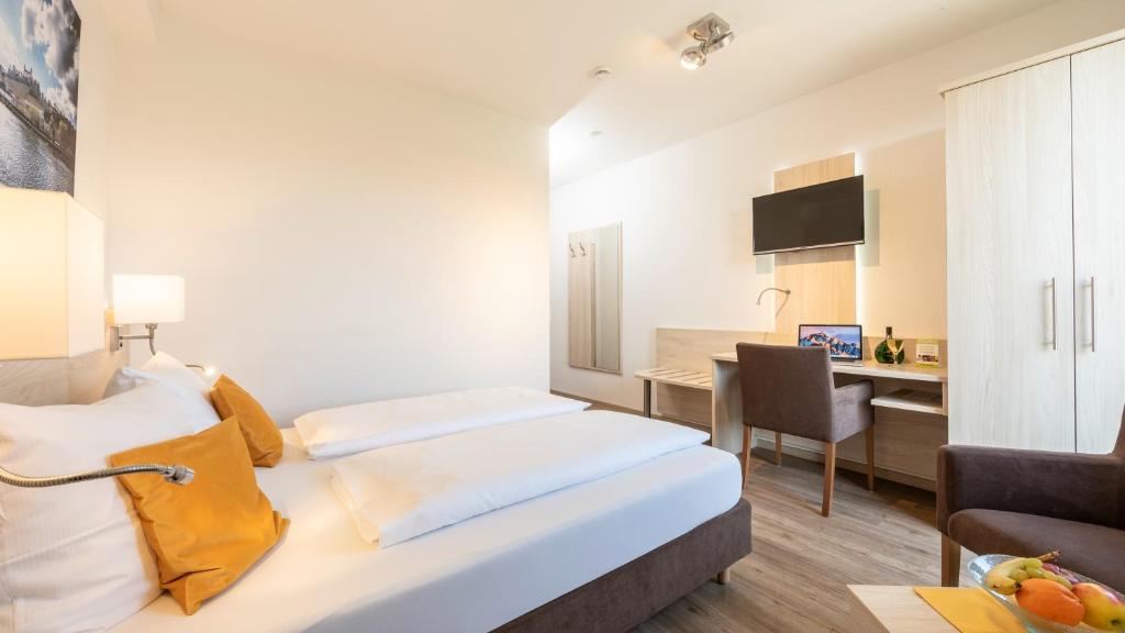 TV a/nebo společenská místnost v ubytování Hotel Am Wiesenweg l 24h check-in