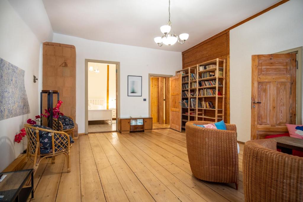 Knihovna v apartmánu