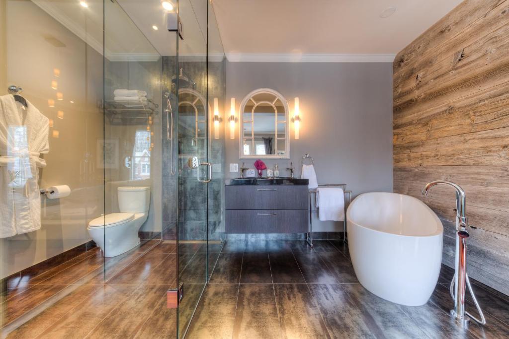 Downtown Luxury Victorian Retreat photo
