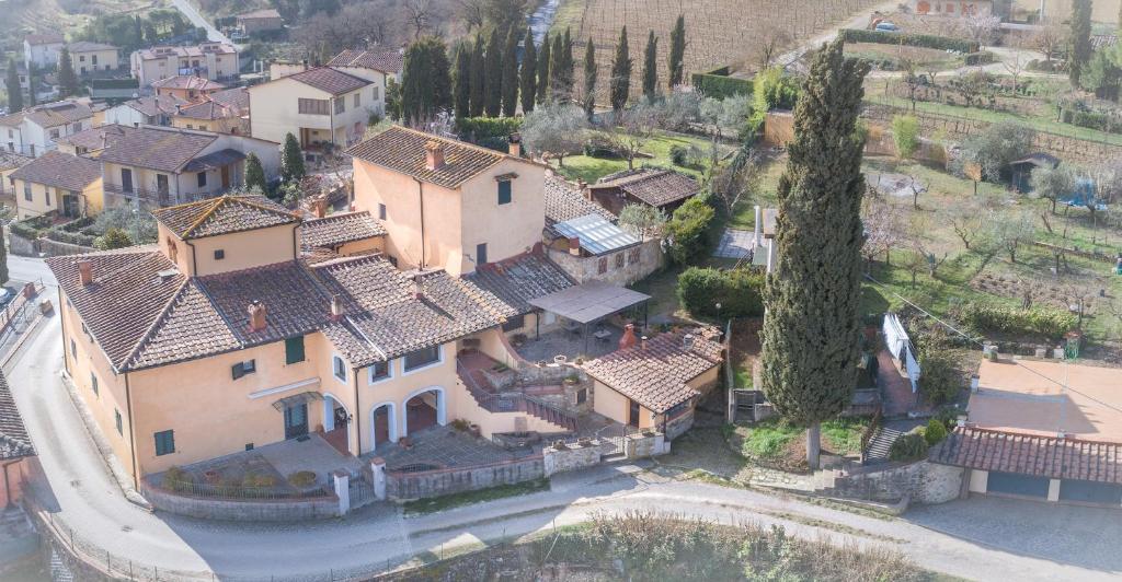 una vista aerea di una grande casa con alberi di Montechiari In Chianti a Greve in Chianti