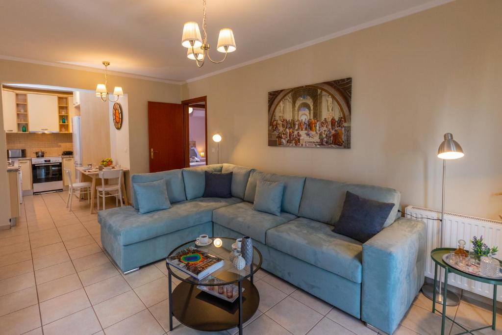 salon z niebieską kanapą i stołem w obiekcie Elena's apartment 4 w mieście Argostoli